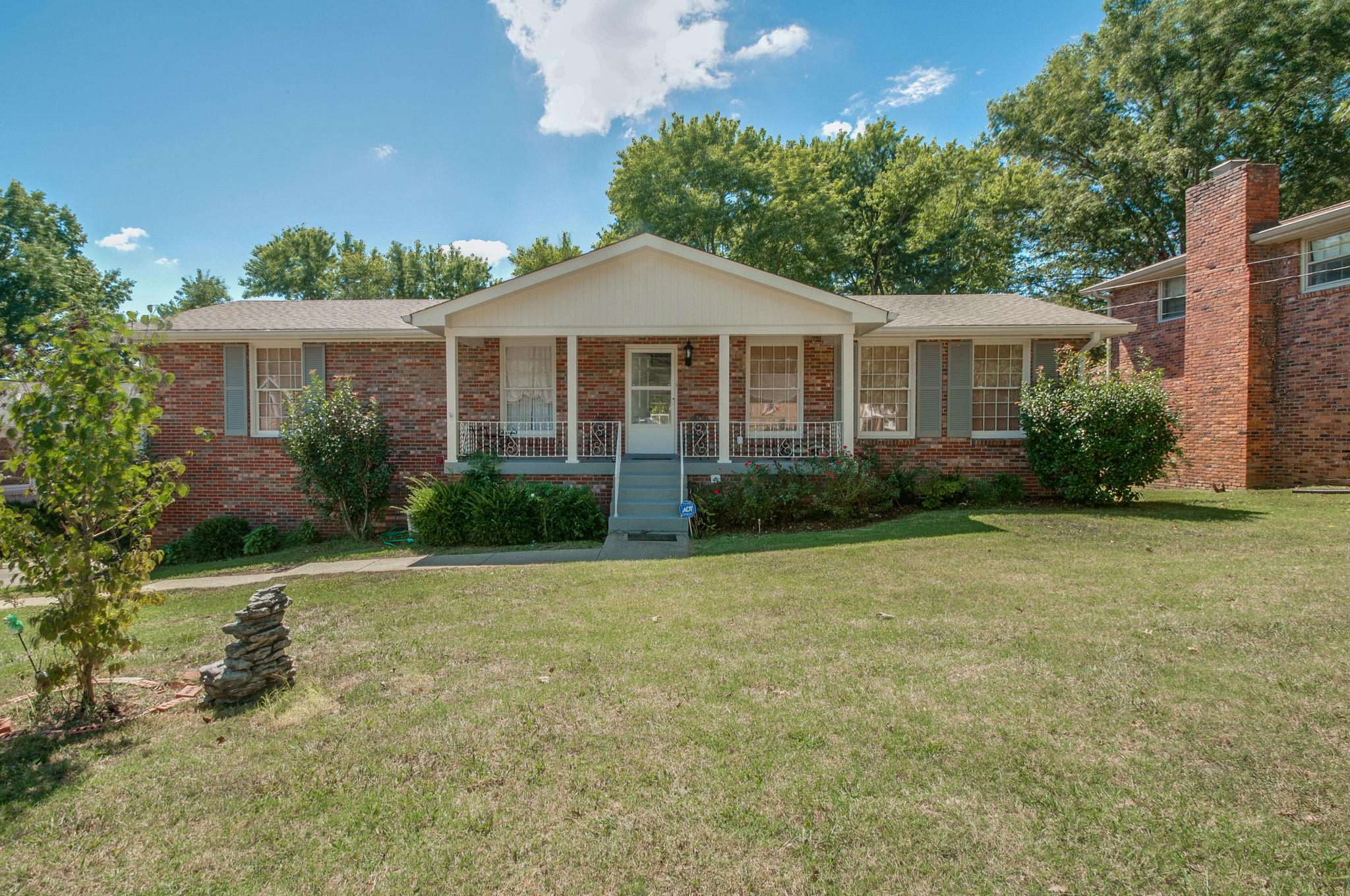 2621 Edge O Lake Dr, Nashville, TN 37217